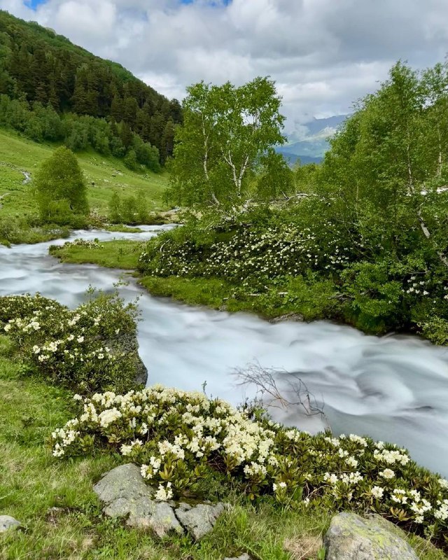В долине реки Большая Дукка, на высоте почти 2500 метров находится озеро Семицветное