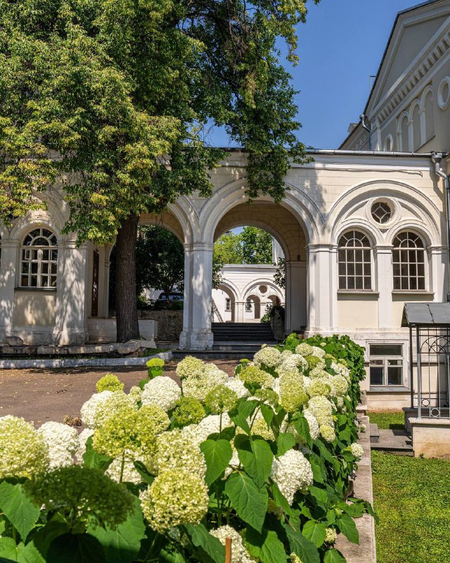 А знаете ли вы, что во внутренний дворик Иоанно-Предтеченского монастыря можно попасть с экскурсией